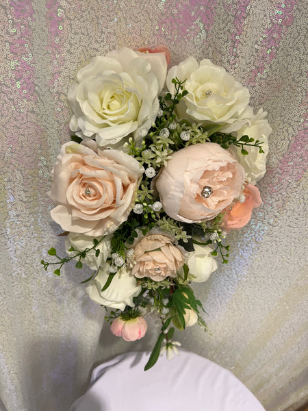 Bouquet de fleurs allongé crème et rose