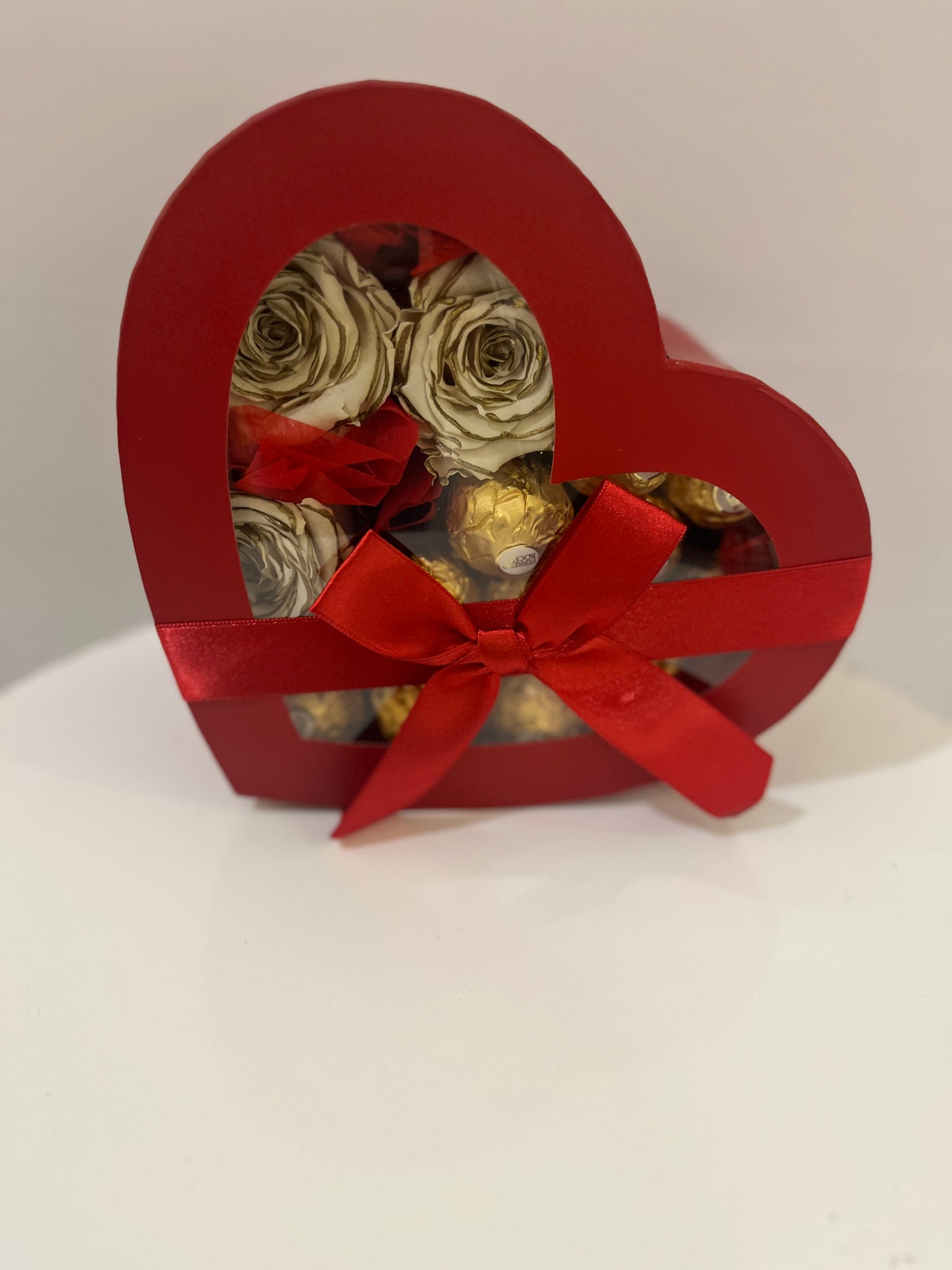 Boîte cœur avec roses éternelles blanche  et chocolats