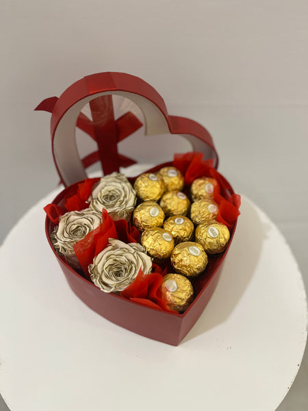 Boîte cœur avec roses éternelles blanche  et chocolats