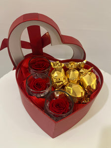 Boîte cœur avec roses éternelles et chocolats