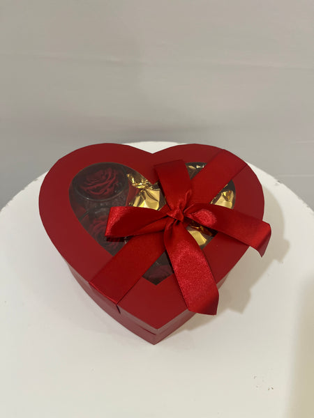 Boîte cœur avec roses éternelles et chocolats