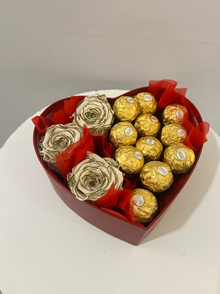 Boîte cœur avec roses éternelles blanche  et chocolats